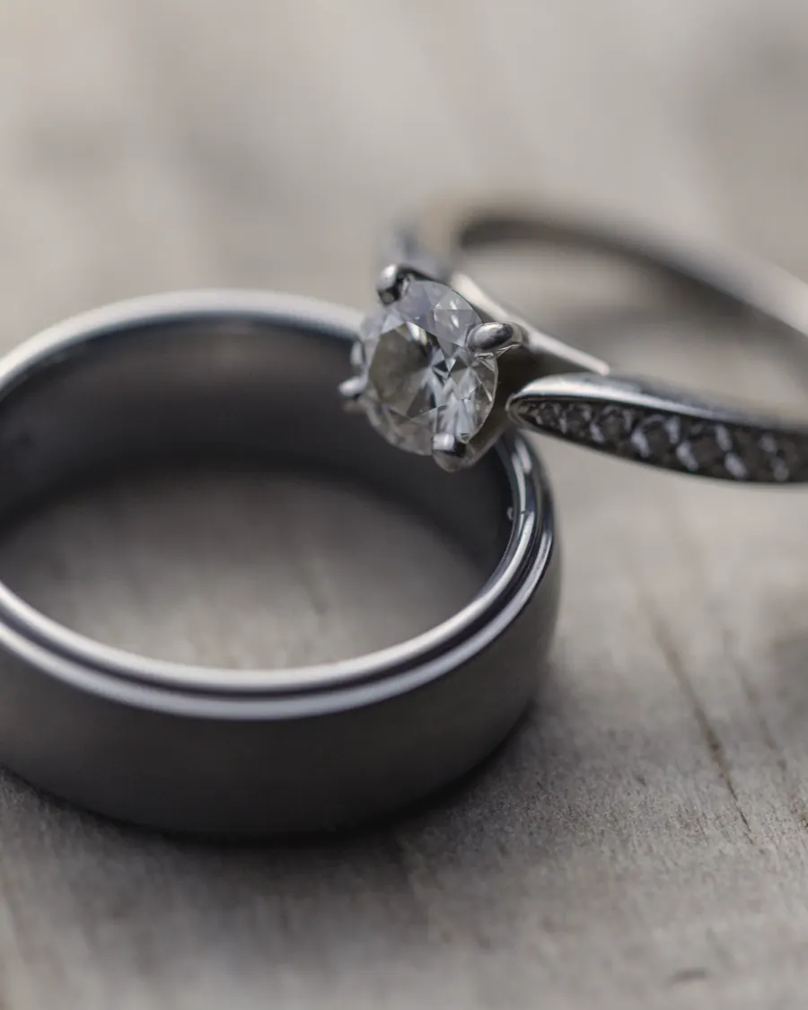 Dos anillos de boda sobre una mesa de madera